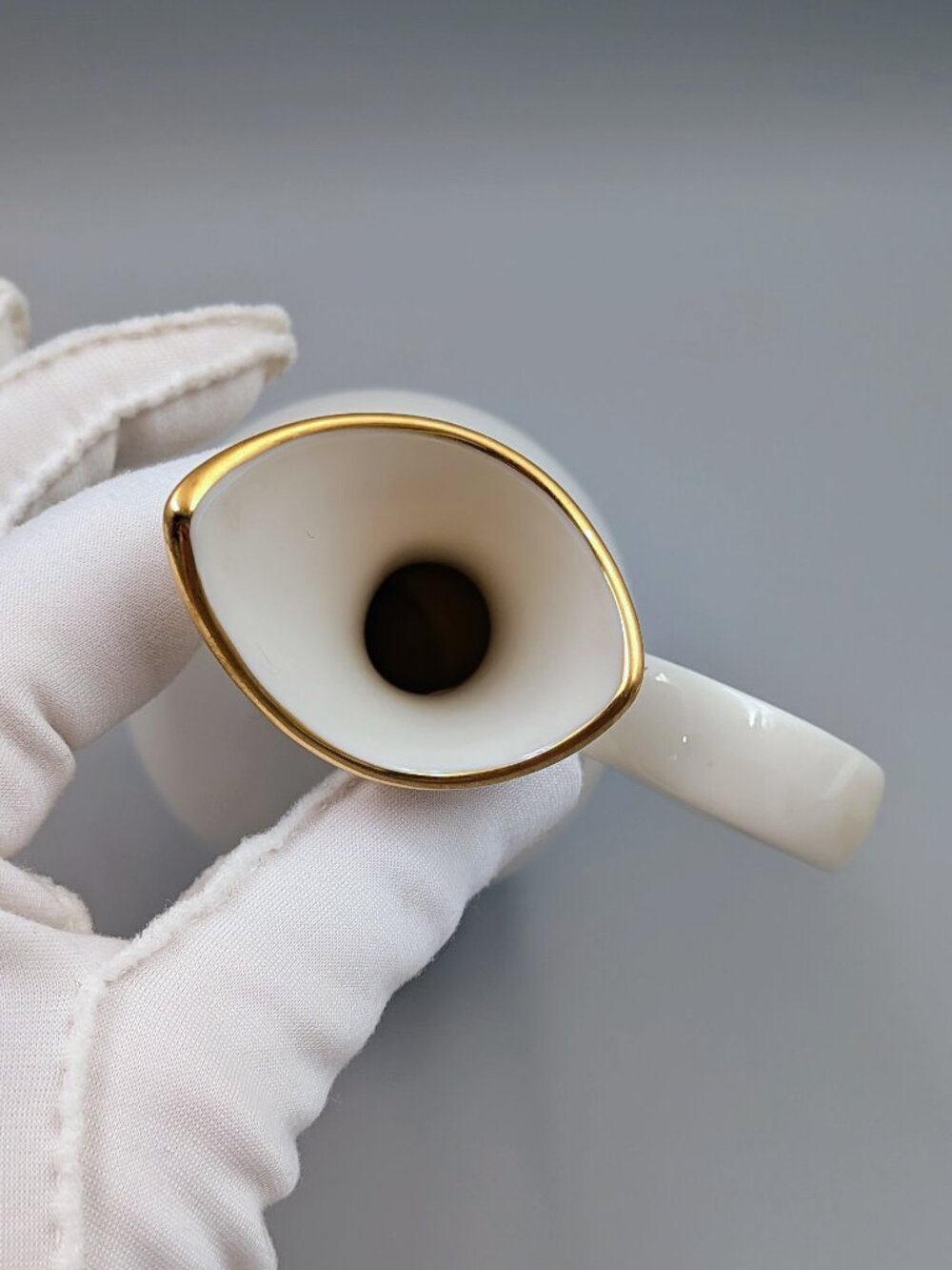 Mid-Century Vintage Lenox Century Collection Vase - Ivory Porcelain w. Gold Trim - Picture 6 of 8
